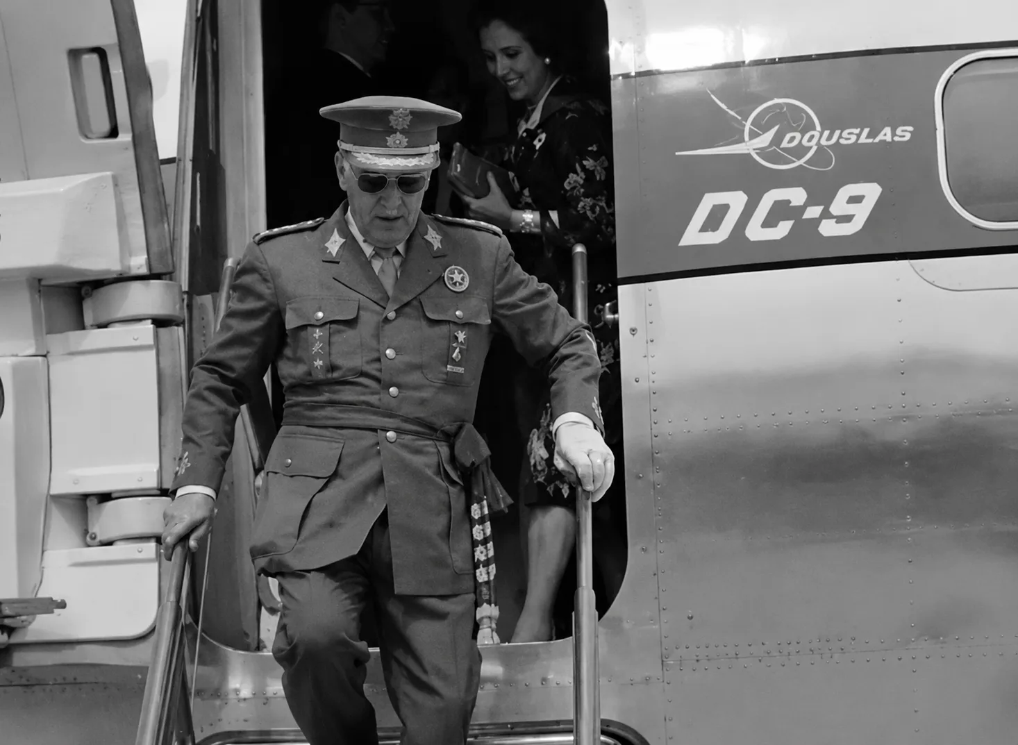Francisco Franco desciende del DC-9 Ciudad de Oviedo en la inauguración del Aeropuerto de Asturias, 17 de junio de 1968