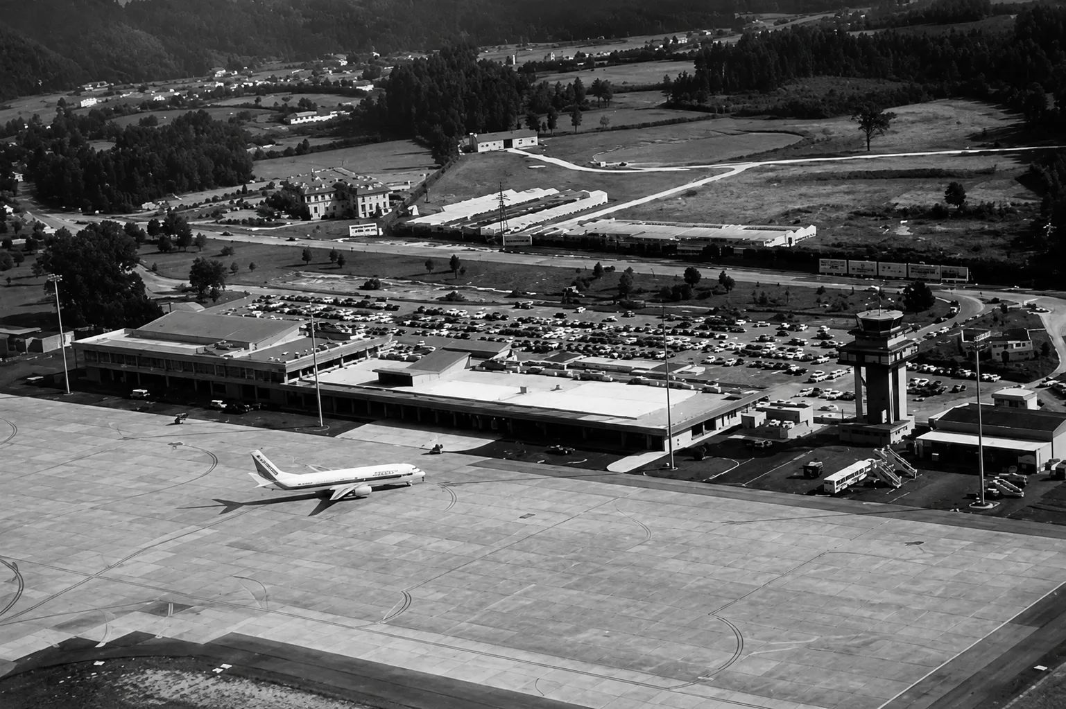 Vista aérea del Aeropuerto de Asturias con la plataforma, la terminal y la torre de control