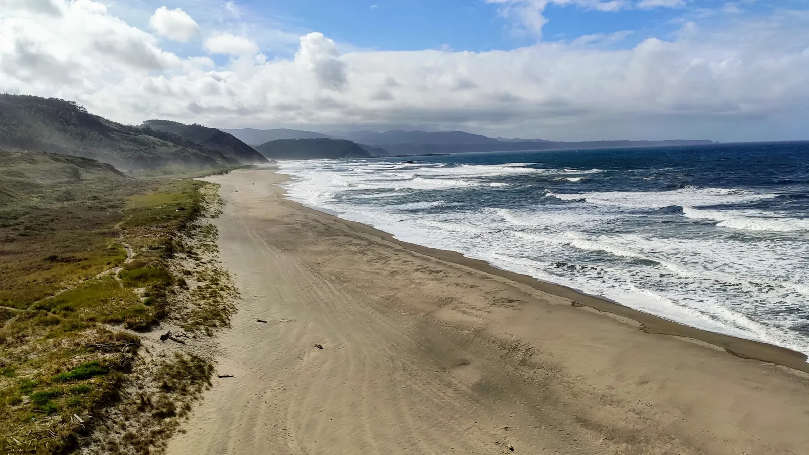 Playón de Bayas con su sistema dunar y el mar Cantábrico, en el litoral protegido junto al Aeropuerto de Asturias